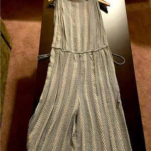 Pants jumpsuit, white and navy, with pockets.